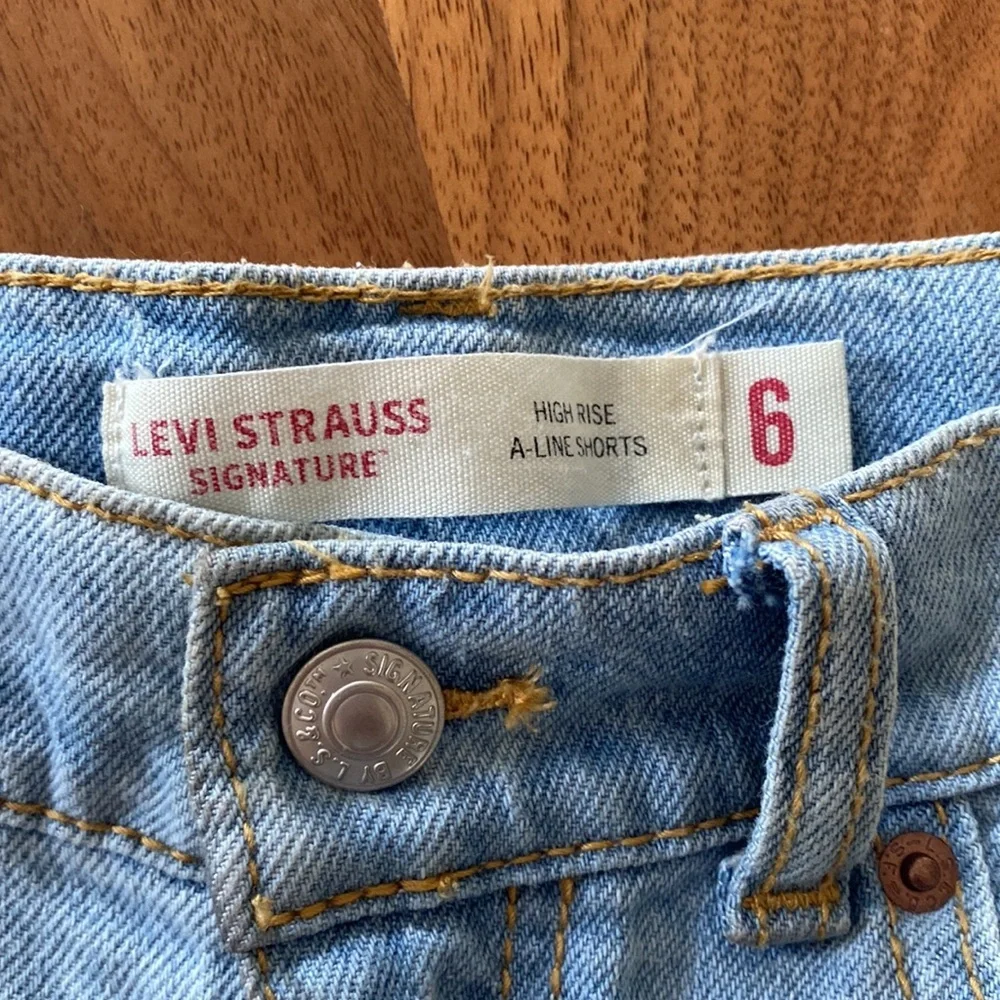 Levi’s girls size 6 high rise A line denim shorts with raw hem